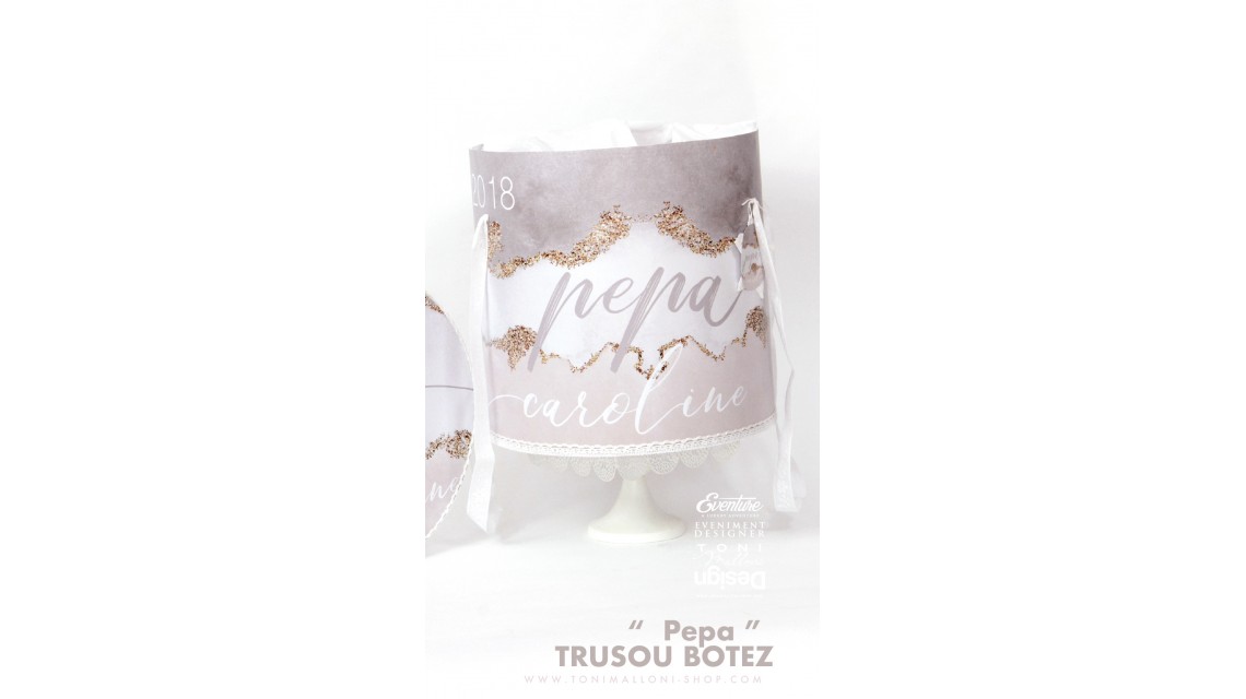 Trusou botez brodat pentru fetite cu o nota eleganta de gold si crem, Pepa 1